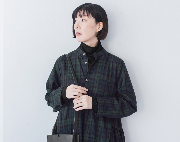 &yarn 重ね着上手のウール混タートルネックのブラック上半身寄り前