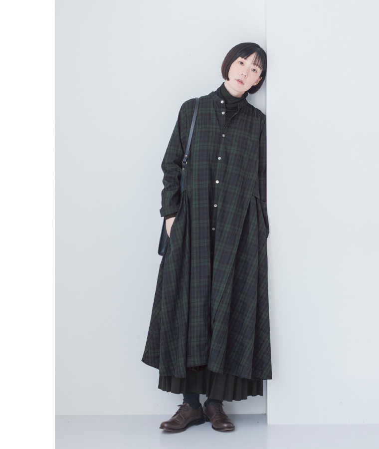 &yarn 重ね着上手のウール混タートルネックのブラック全身前