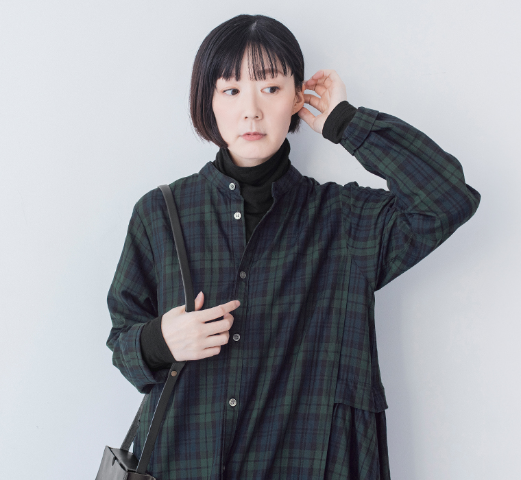 &yarn 重ね着上手のウール混タートルネックのブラック上半身寄り腕上げ