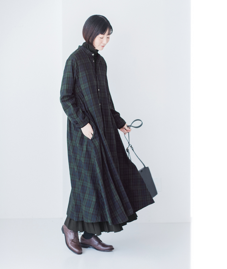 &yarn 重ね着上手のウール混タートルネックのブラック全身横