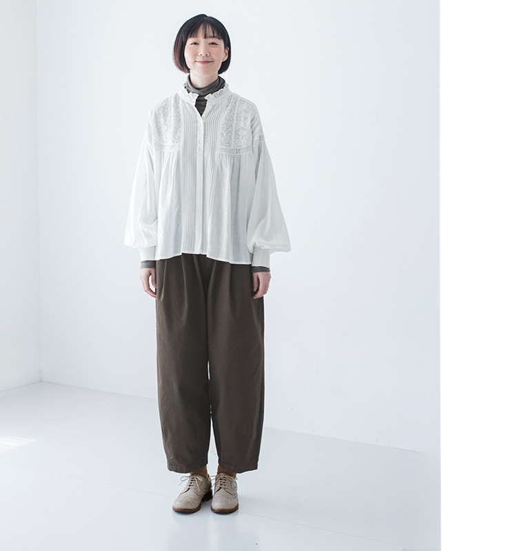 &yarn 重ね着上手のウール混タートルネックの杢グレー全身前