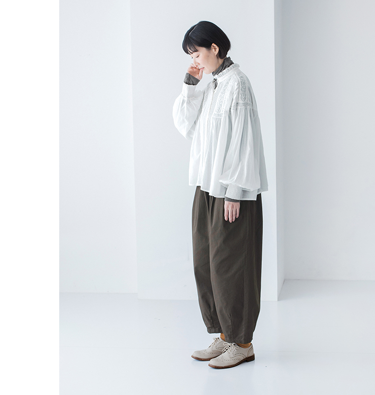 &yarn 重ね着上手のウール混タートルネックの杢グレー全身横