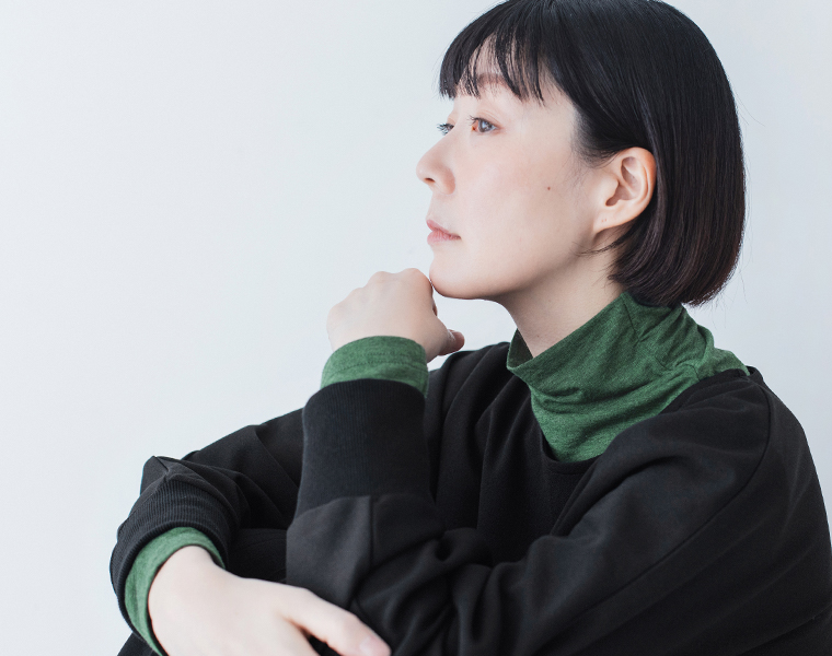 &yarn 重ね着上手のウール混タートルネックの蓬色首元寄り