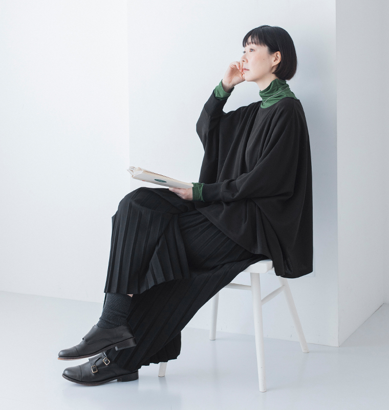 &yarn 重ね着上手のウール混タートルネックの蓬色座り横