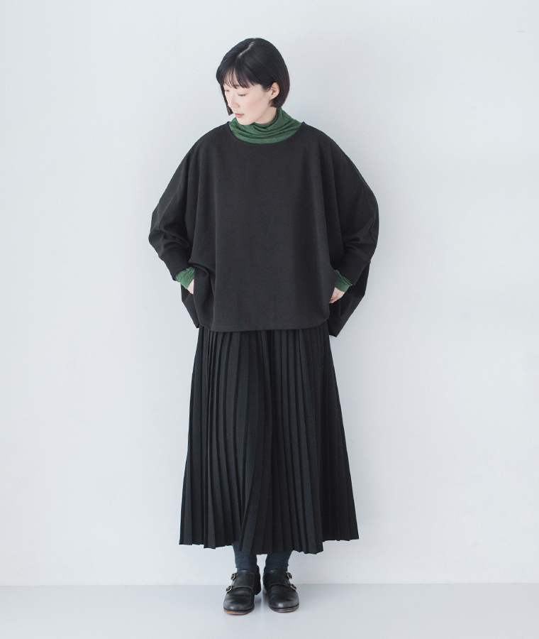 &yarn 重ね着上手のウール混タートルネックの蓬色全身前