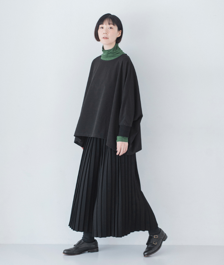 &yarn 重ね着上手のウール混タートルネックの蓬色全身横歩き