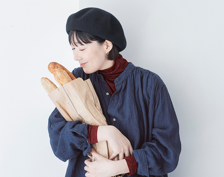 &yarn 重ね着上手のウール混タートルネックのバーガンディ上半身寄り