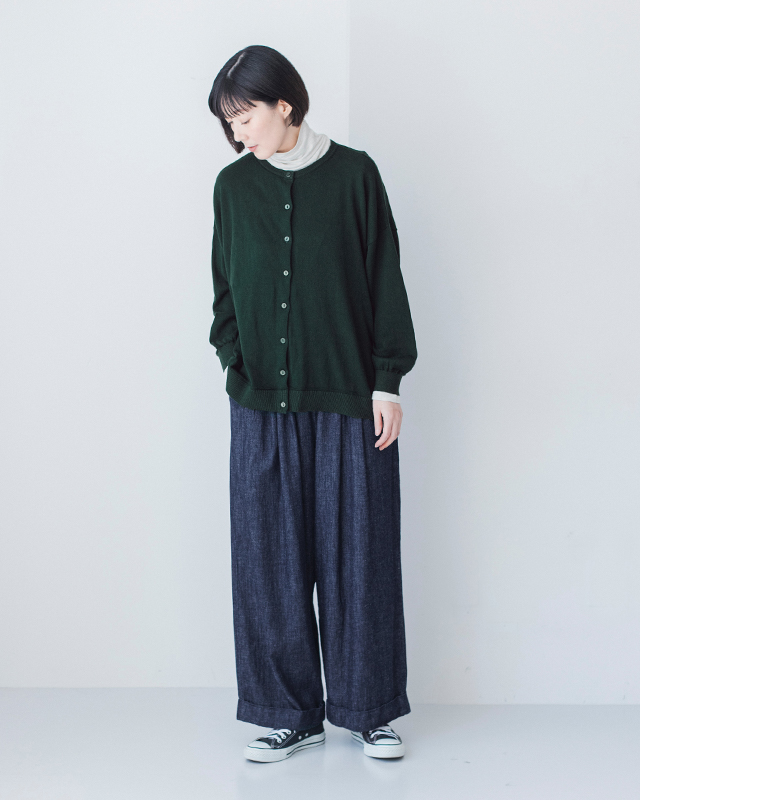 &yarn 重ね着上手のウール混タートルネックのナチュラル全身前