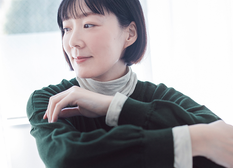 &yarn 重ね着上手のウール混タートルネックのナチュラル首元寄り