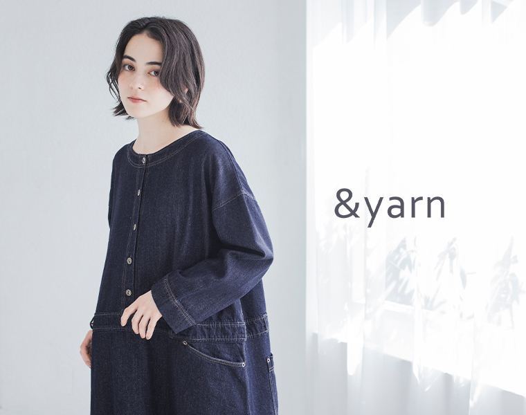 &yarnのコットンリネンデニムワンピースを着用した女性モデル
