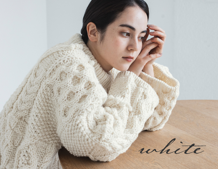 ICHI Antiquites ウールペルーハンドニットプルオーバー(ホワイト)の腕寄り