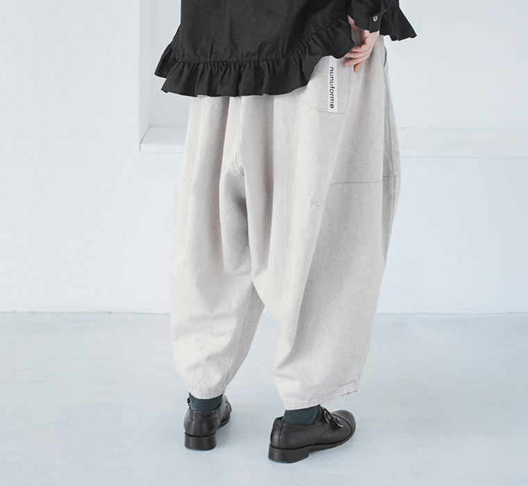 コットン白黒デニムポインテッドデニムパンツの丸みのあるシルエットと切り替えを見せたバックスタイル