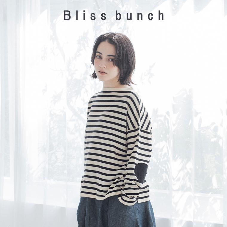 Bliss bunchのボーダープルオーバーを着用した女性モデル