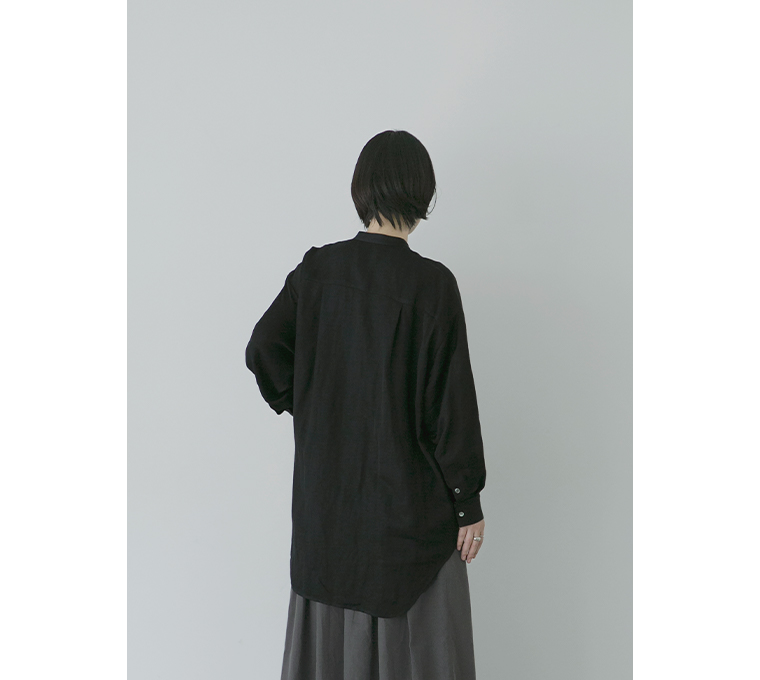 ブラックのピンタックロングシャツの背面デザイン