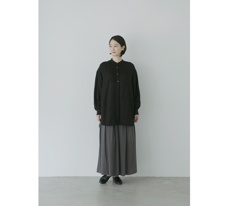 ブラックのピンタックロングシャツを着用した正面の全身スタイル