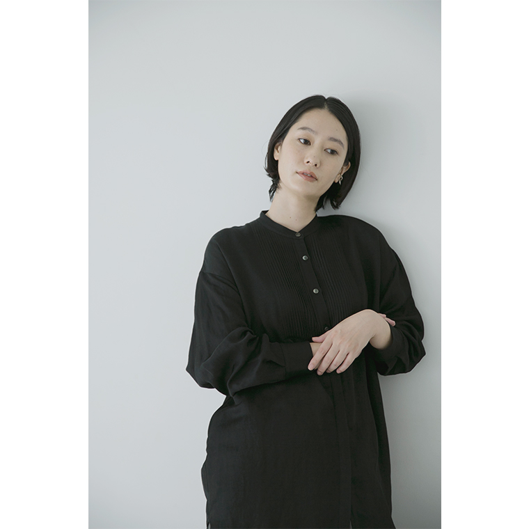 Natulan ClassiqueのVLブライトツイルピンタックロングシャツ（ブラック）を着用した女性モデル
