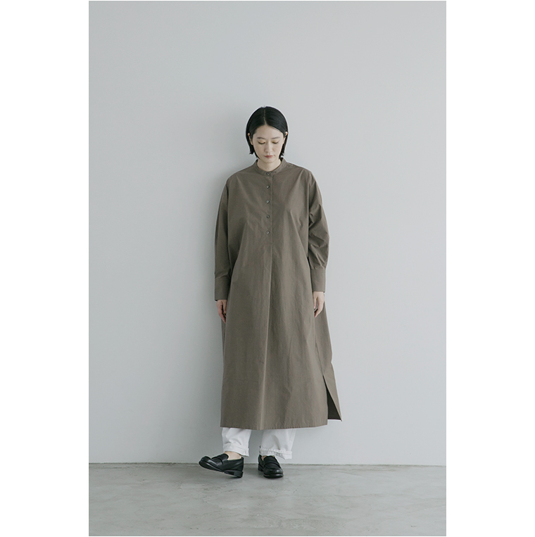 Natulan Classiqueのオーガニックコットンタイプライターワンピースカーキを着用した女性モデル