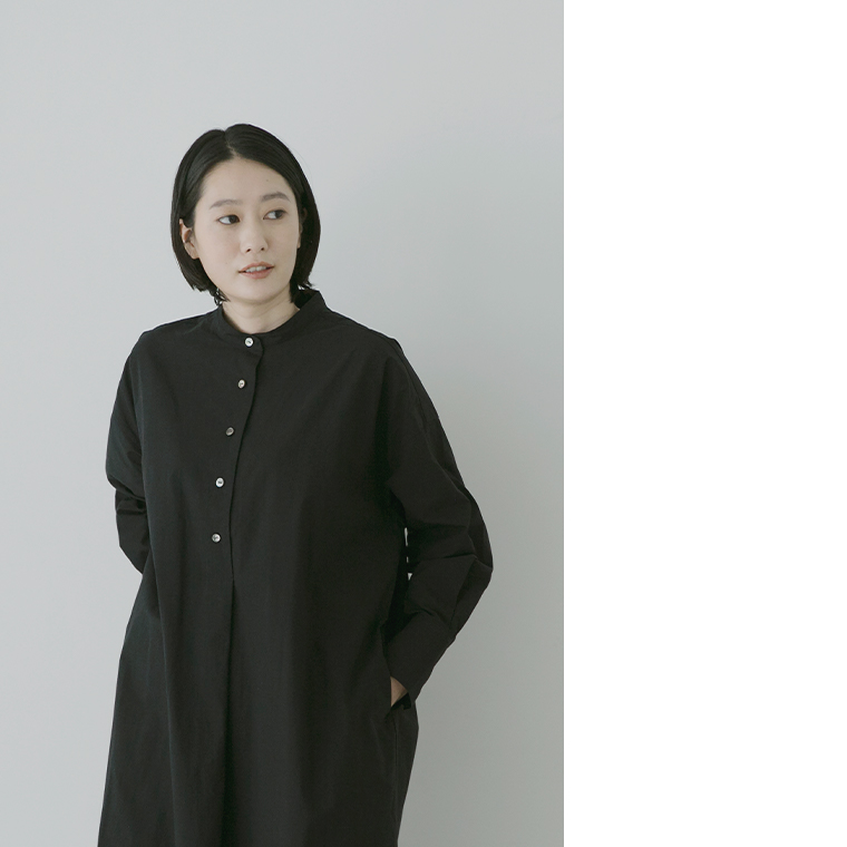 ブラックのタイプライターワンピースを着用した女性モデル