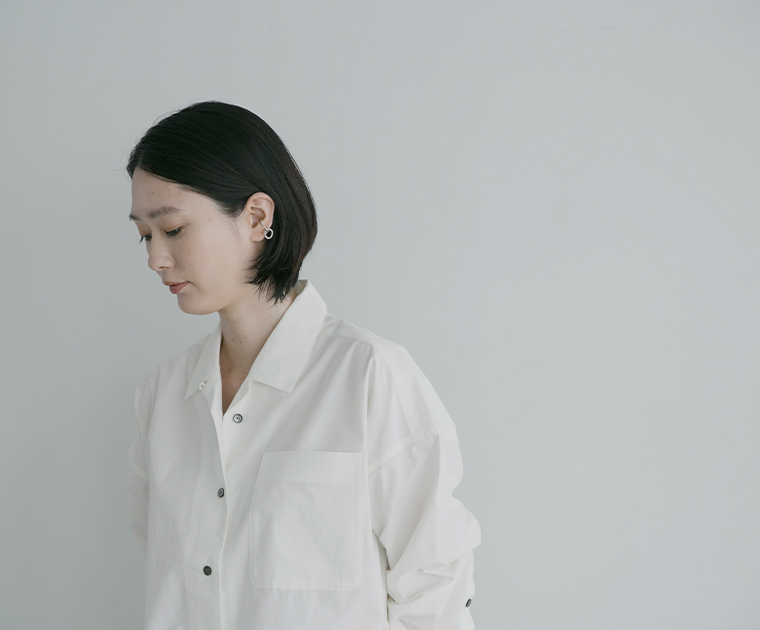 Natulan Classiqueのオーガニックコットンタイプライターシャツ（ホワイト）を着用した女性モデル