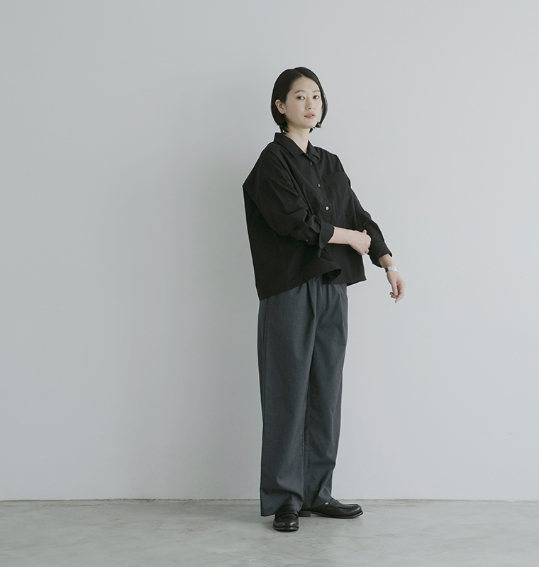 ブラックのタイプライターシャツにグレーのパンツを合わせた全身コーディネート