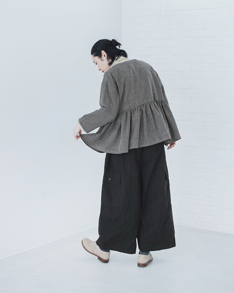 Lintu Lauluギンガムチェック柄ペプラムブラウスのバックシルエット（ブラック）