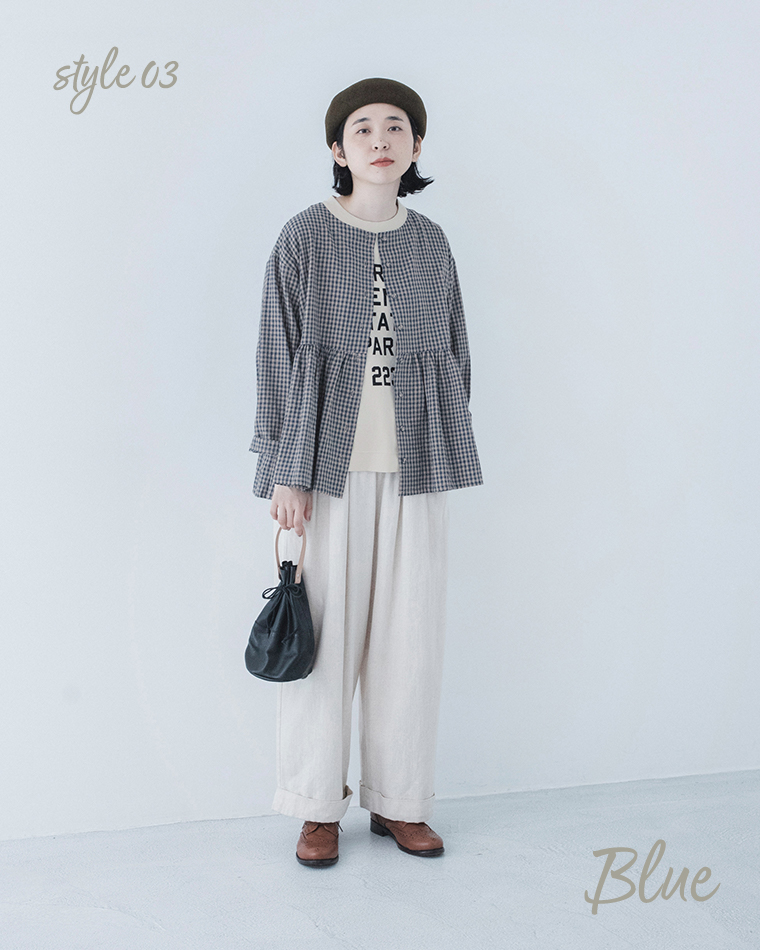 Lintu Lauluギンガムチェック柄ペプラムブラウスをロゴTシャツとワイドパンツに合わせたコーディネート（ブルー）