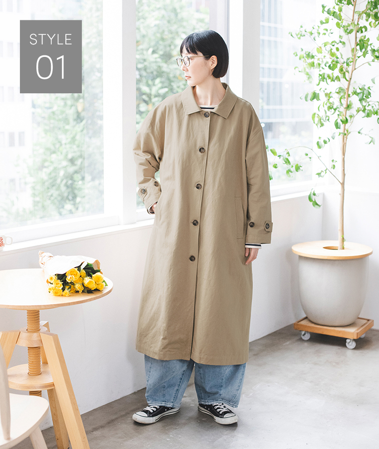 ベージュのわたしの定番ステンカラーコートにデニムパンツを合わせた正面の着用カット
