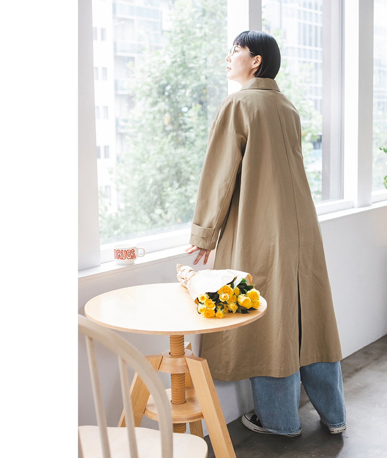 ベージュのわたしの定番ステンカラーコートのロング丈と後ろ姿を見せた着用カット
