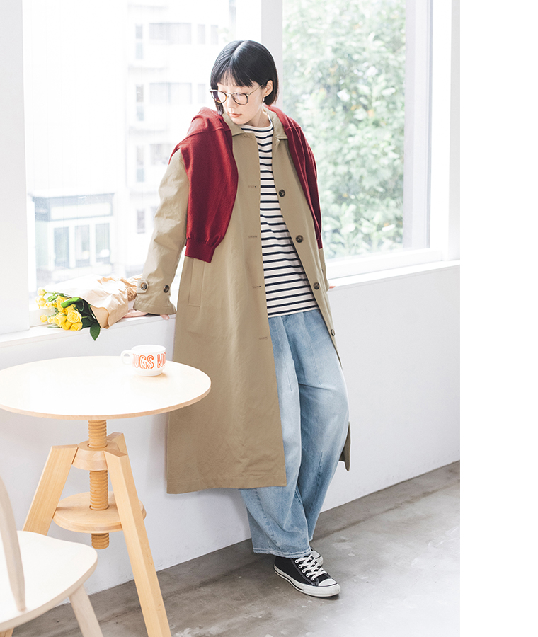 ベージュのわたしの定番ステンカラーコートにボーダートップスとデニムパンツを合わせた着用カット