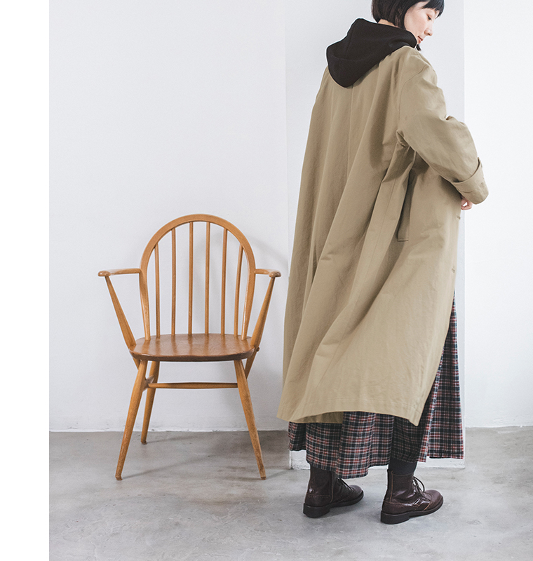 ベージュのわたしの定番ステンカラーコートの後ろ姿とゆったりとしたシルエットを見せた着用カット