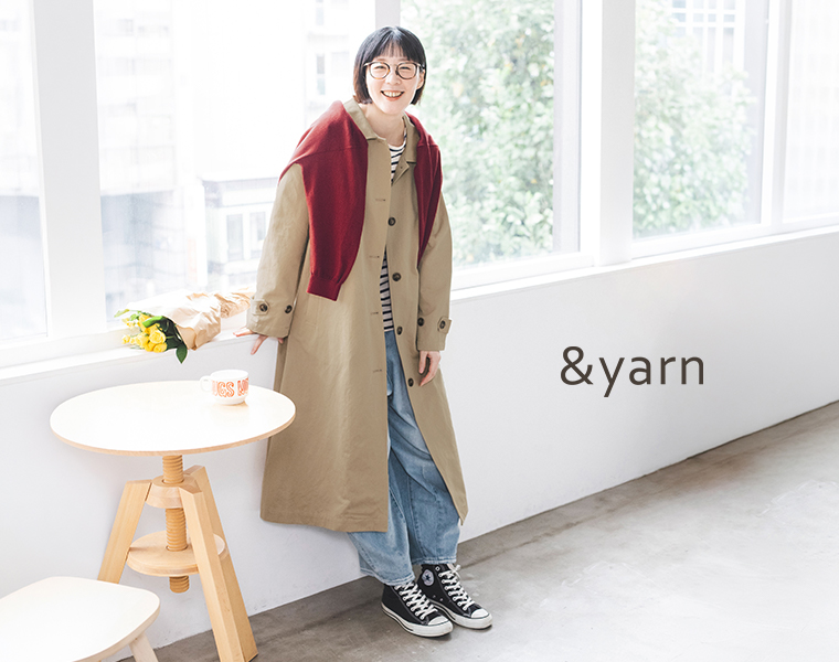 &yarnのベージュのわたしの定番ステンカラーコートにボーダートップスとデニムパンツを合わせた着用カット