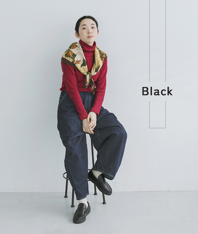 ブラックのスニーカーローファーをデニムパンツに合わせたコーディネート