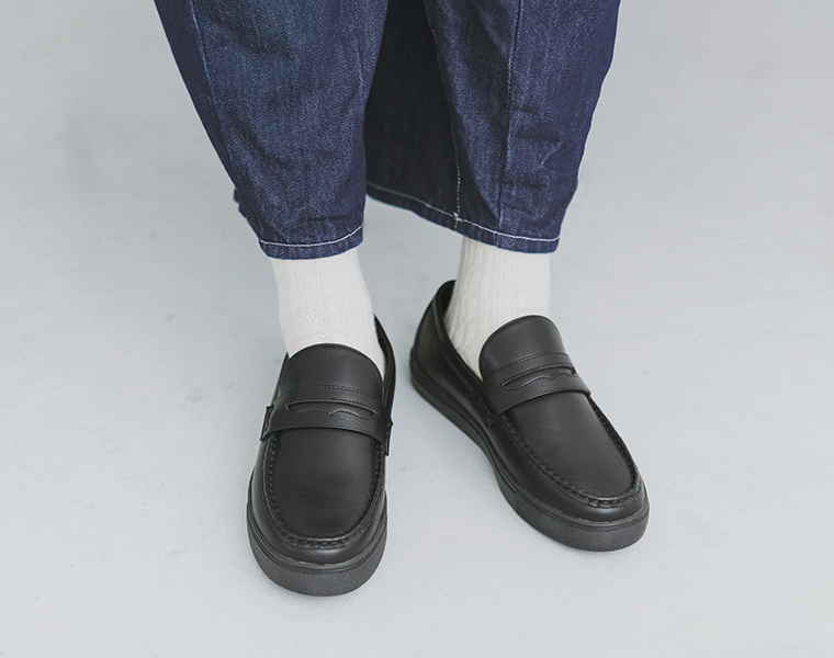 ブラックのスニーカーローファーをデニムパンツに合わせた足元の着用カット