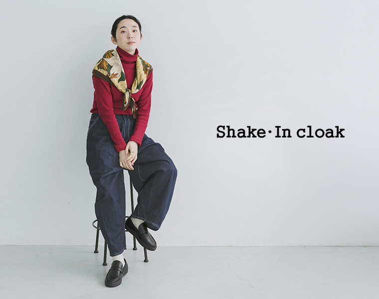 Shake・In Cloakのブラックのスニーカーローファーをデニムパンツに合わせたコーディネート