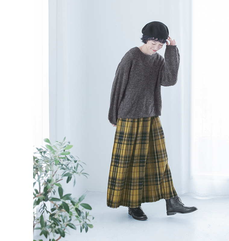 refined works起毛チェックプリーツスカートを主役にしたコーディネート画像（イエロー）