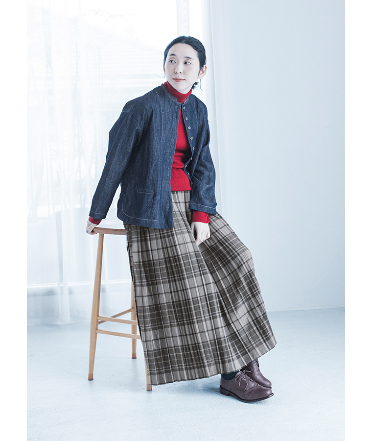 refined works起毛チェックプリーツスカートを着用したコーディネート画像（グレー）