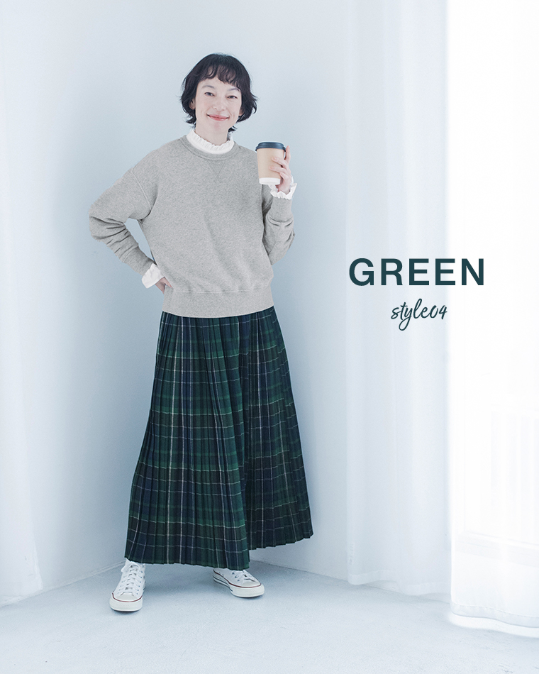 refined works起毛チェックプリーツスカートを着用した正面コーディネート画像（グリーン）