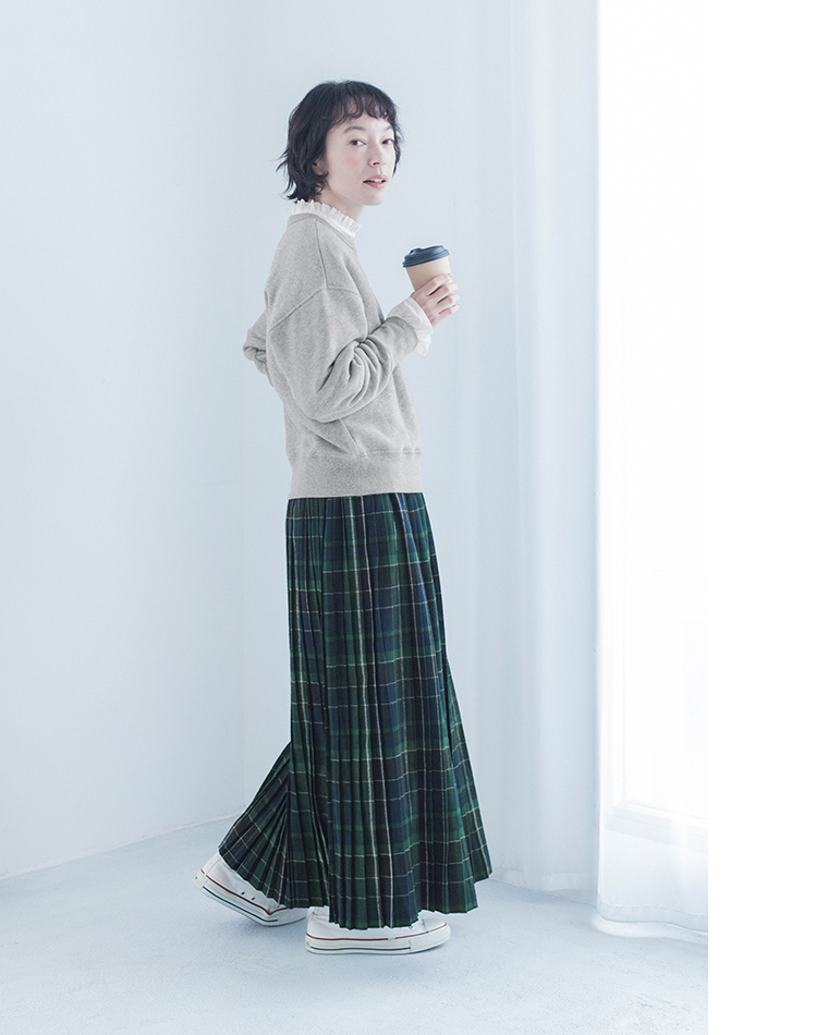 refined works起毛チェックプリーツスカートのサイドシルエットコーディネート画像（グリーン）