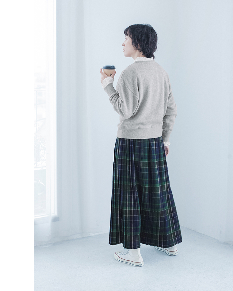 refined works起毛チェックプリーツスカートのバックシルエット画像（グリーン）