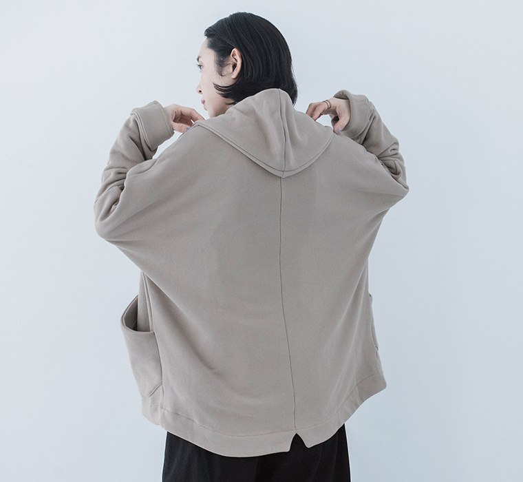 TANG 裏毛ショールカラーカーディガン(グレージュ)の上半身寄り後ろ