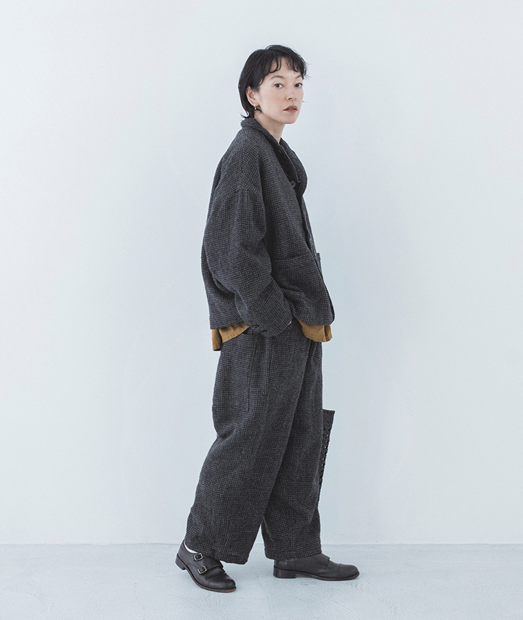 ウール千鳥柄ジャケット チャコールと同柄パンツを合わせたモデルの横向き全身カット