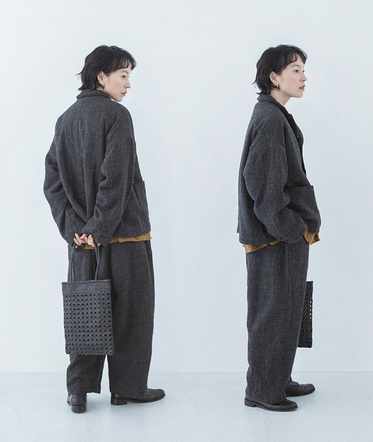 ウール千鳥柄ジャケット チャコールと同柄パンツを合わせたモデルの後ろ姿と横向きの全身カット