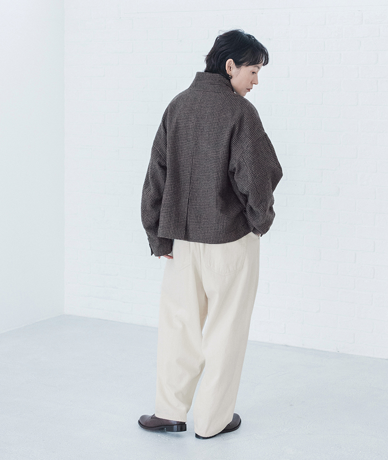 ウール千鳥柄ジャケット モカのバックシルエットがわかるモデルの後ろ姿全身カット