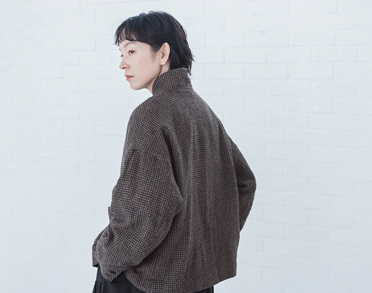 ウール千鳥柄ジャケット モカのスタンドカラーとゆったりとしたバックシルエットがわかるモデルの後ろ姿上半身カット