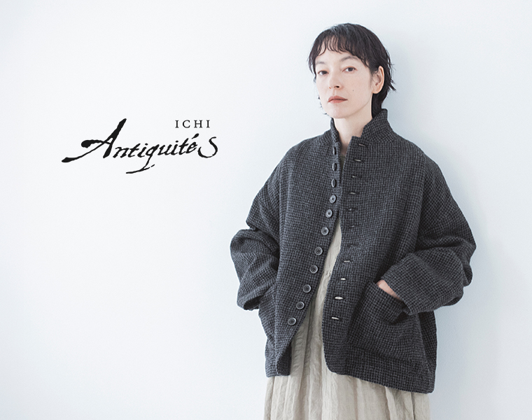 ICHI Antiquitésのウール千鳥柄ジャケット チャコールの襟を立て、フロントボタンを開けて着用したモデルの正面上半身カット