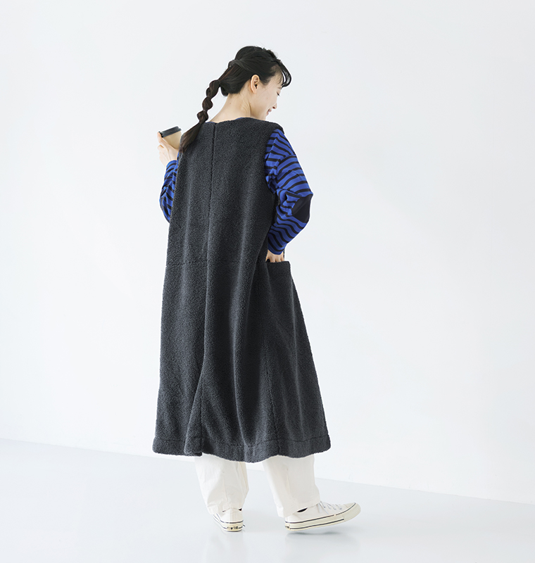 ボアロングジレのロング丈とゆったりとしたバックシルエットがわかるモデルの後ろ姿全身カット
