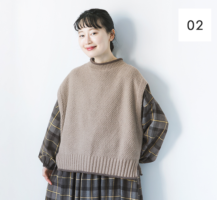 amitieのブローくるん配色デザイン2wayベストをチェック柄ワンピースに重ねたモデルの正面上半身カット