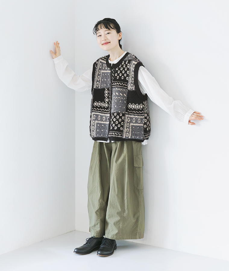 COLORKのバンダナパッチワークニットベストを白ブラウスとカーキパンツに重ねたモデルの正面全身コーディネート