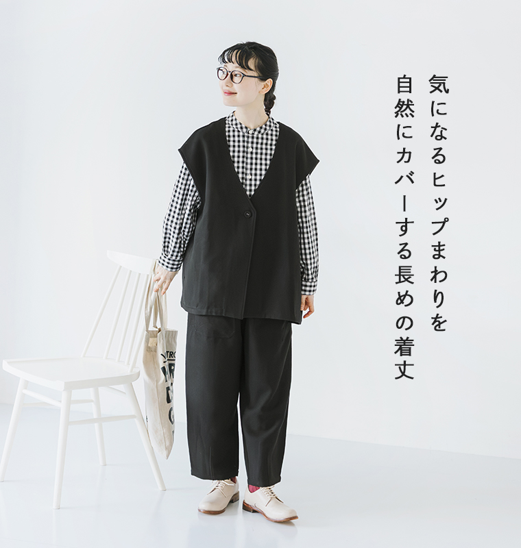 ソフトモッサ オーバーサイズベストをギンガムチェックシャツとブラックパンツに合わせたモデルの正面全身コーディネート