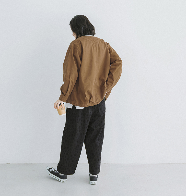 ストレッチドットジャカードイージーパンツのシルエットがわかるモデルの後ろ姿全身カット
